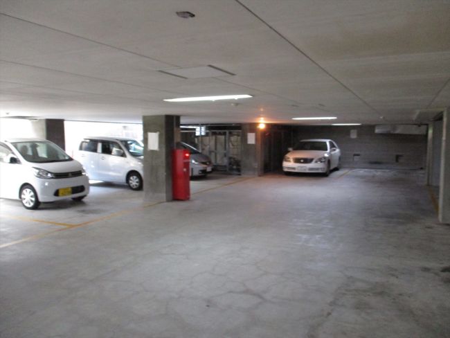 オフィスビル地下駐車場