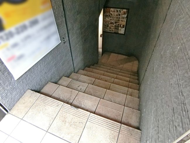 地下テナントへの階段
