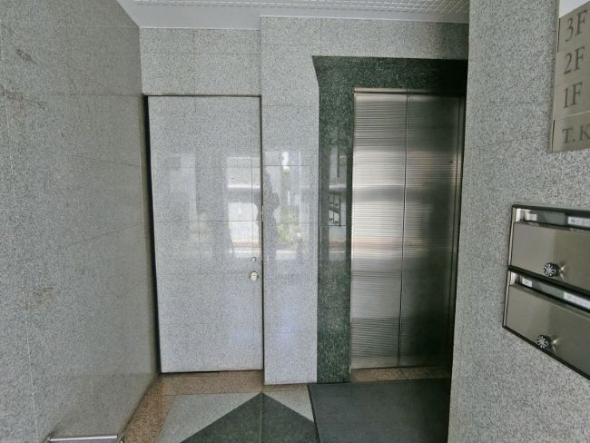 エレベーター前の共用スペース