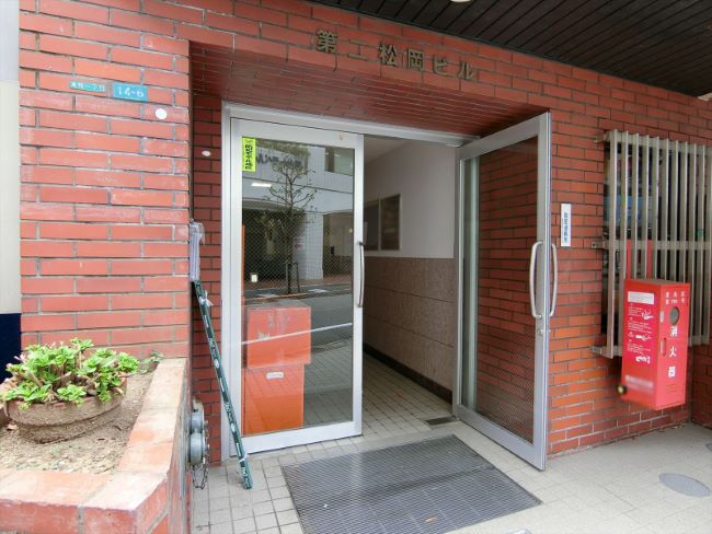 オフィスビル出入り口