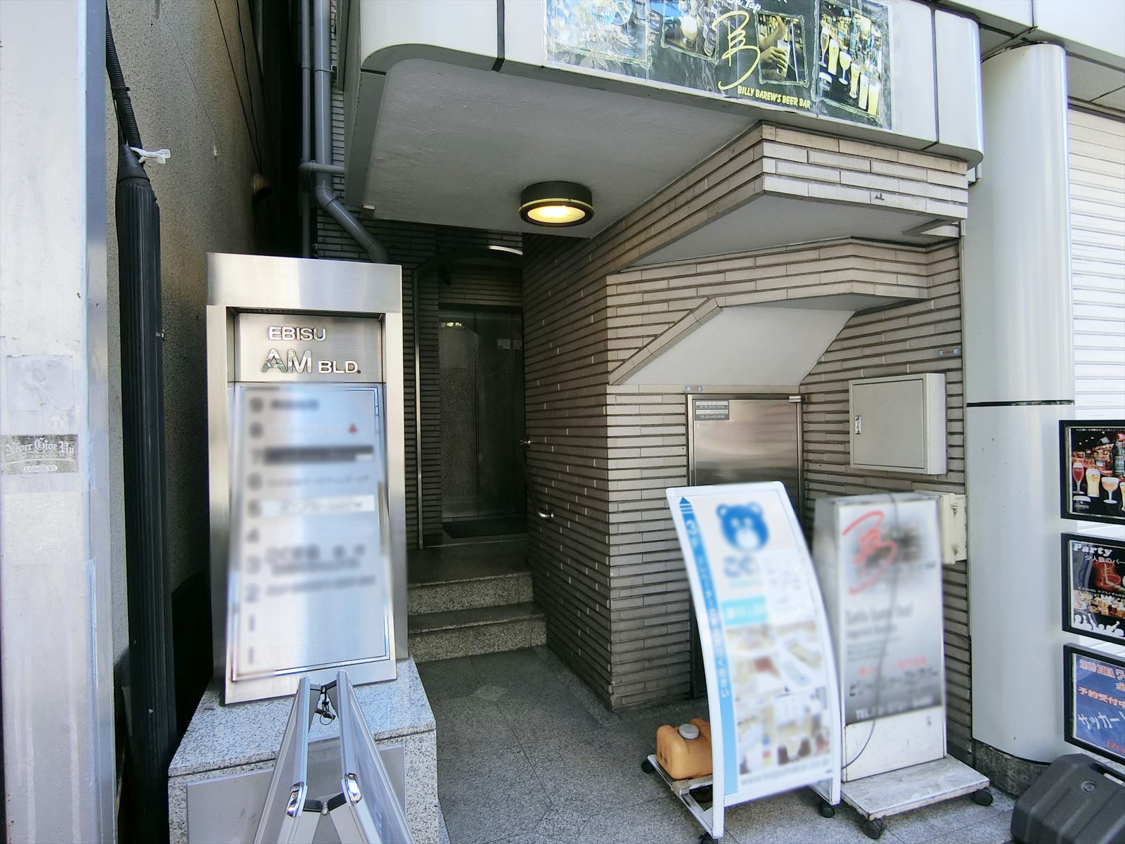 オフィスビル出入り口