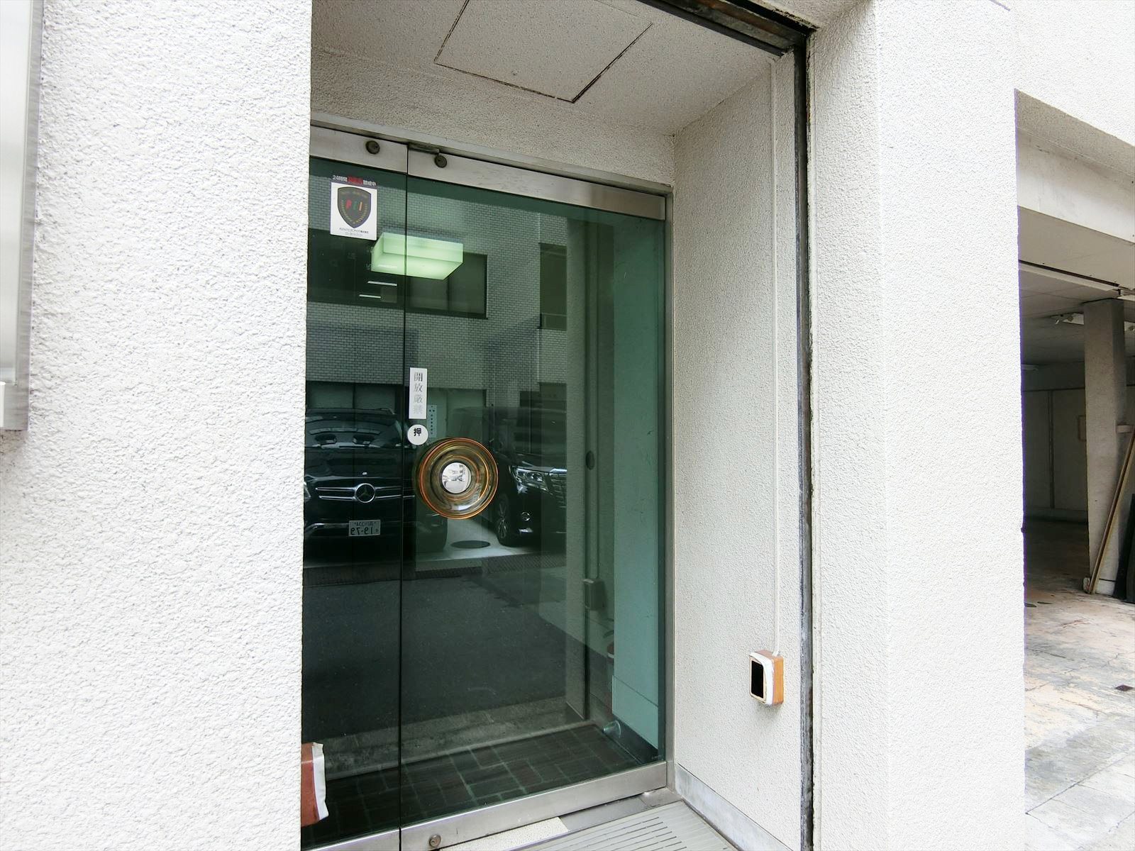 ビル裏の出入口