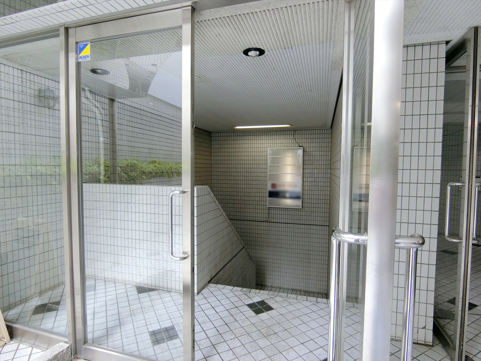 西側の下り階段