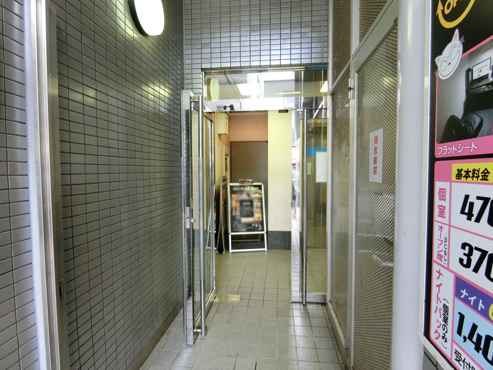 オフィスビル出入口