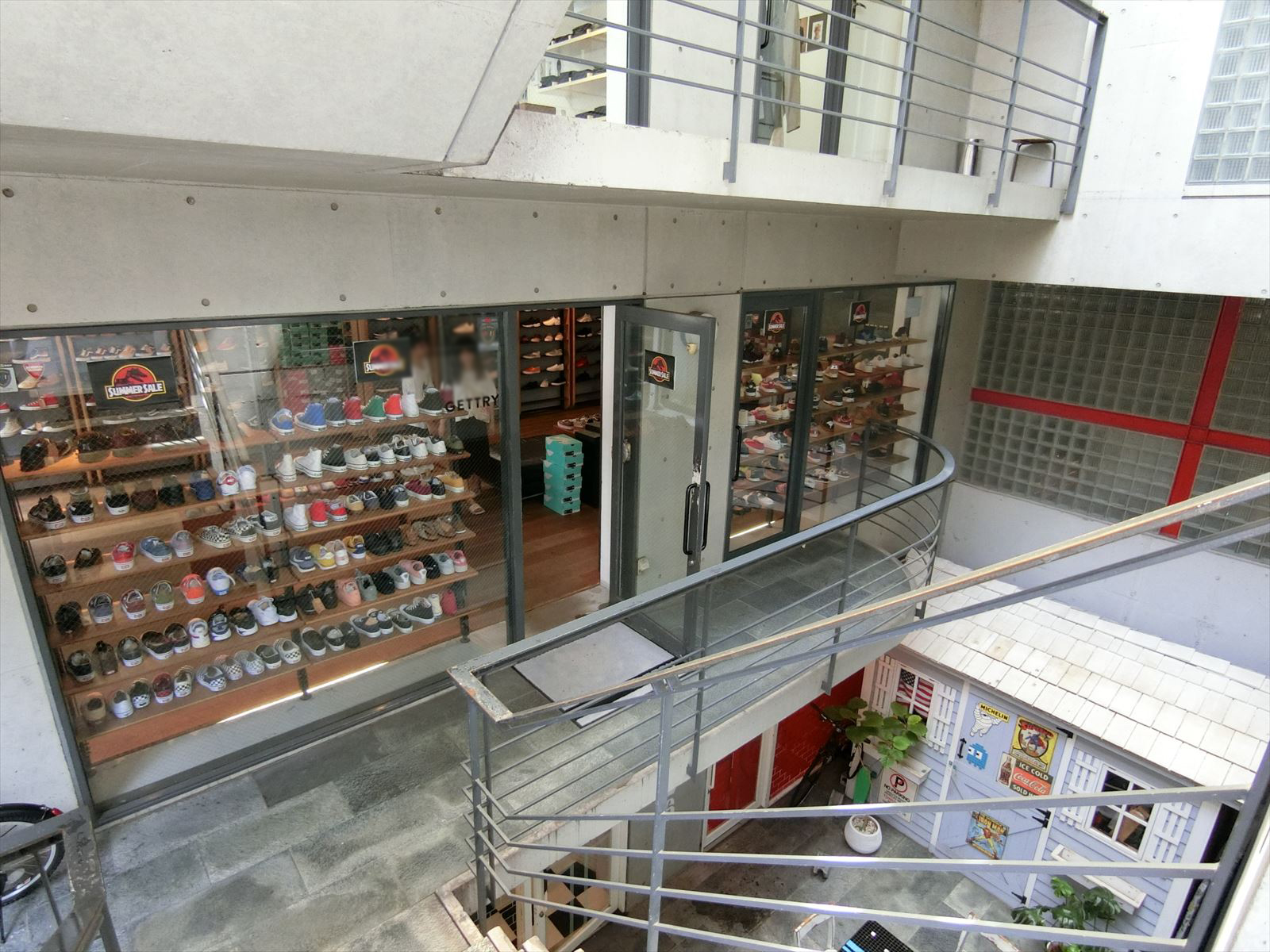 店舗が複数入居