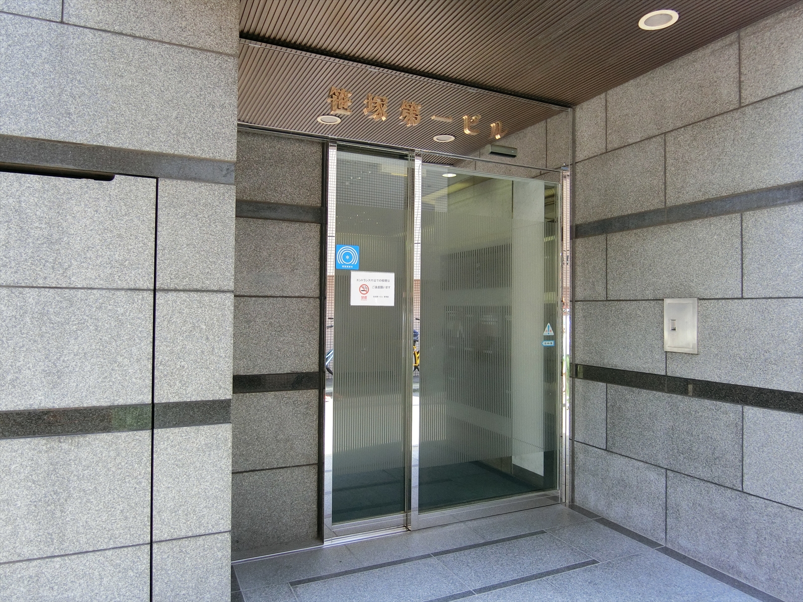オフィスビル出入り口