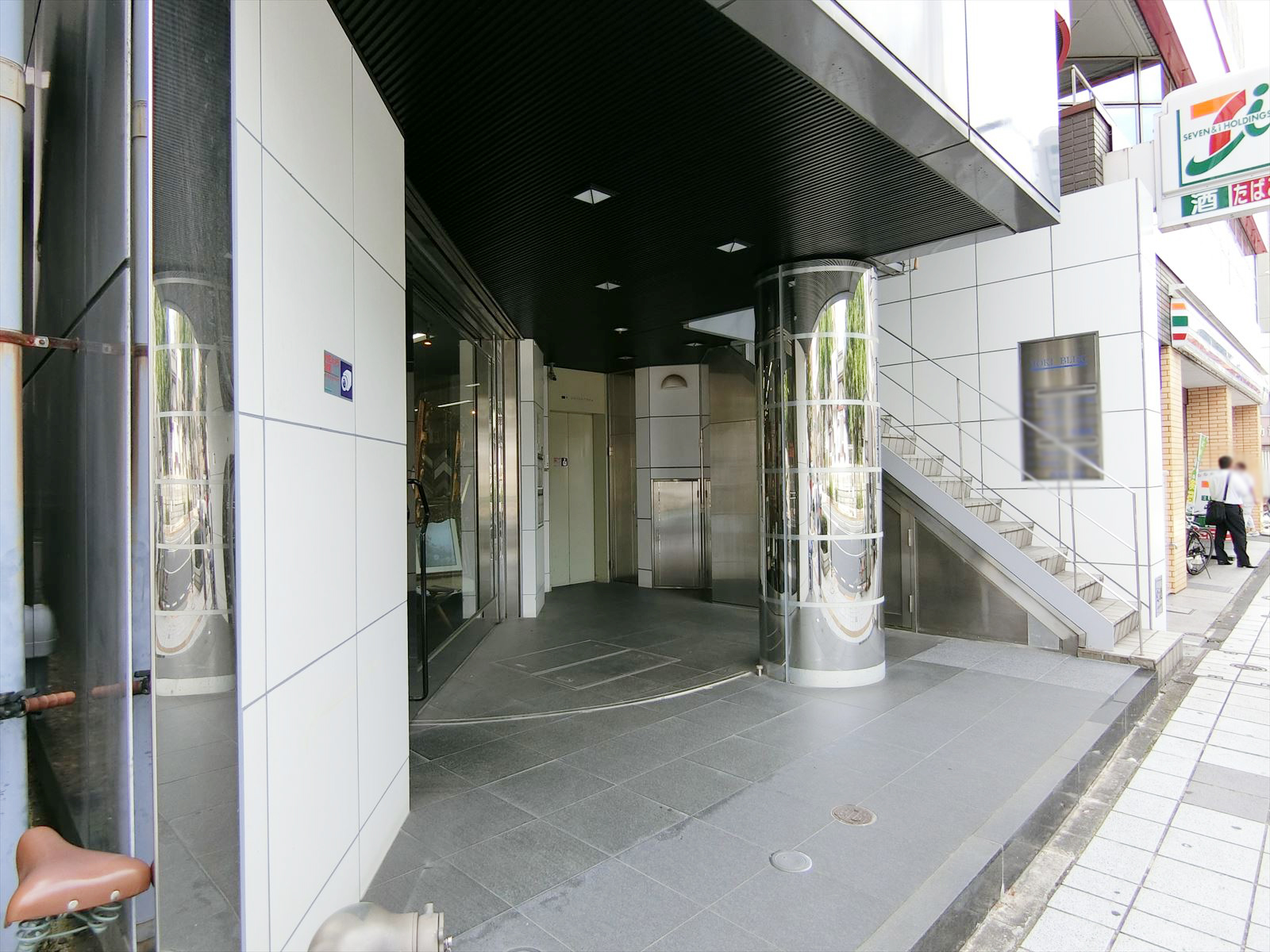 オフィスビル出入り口