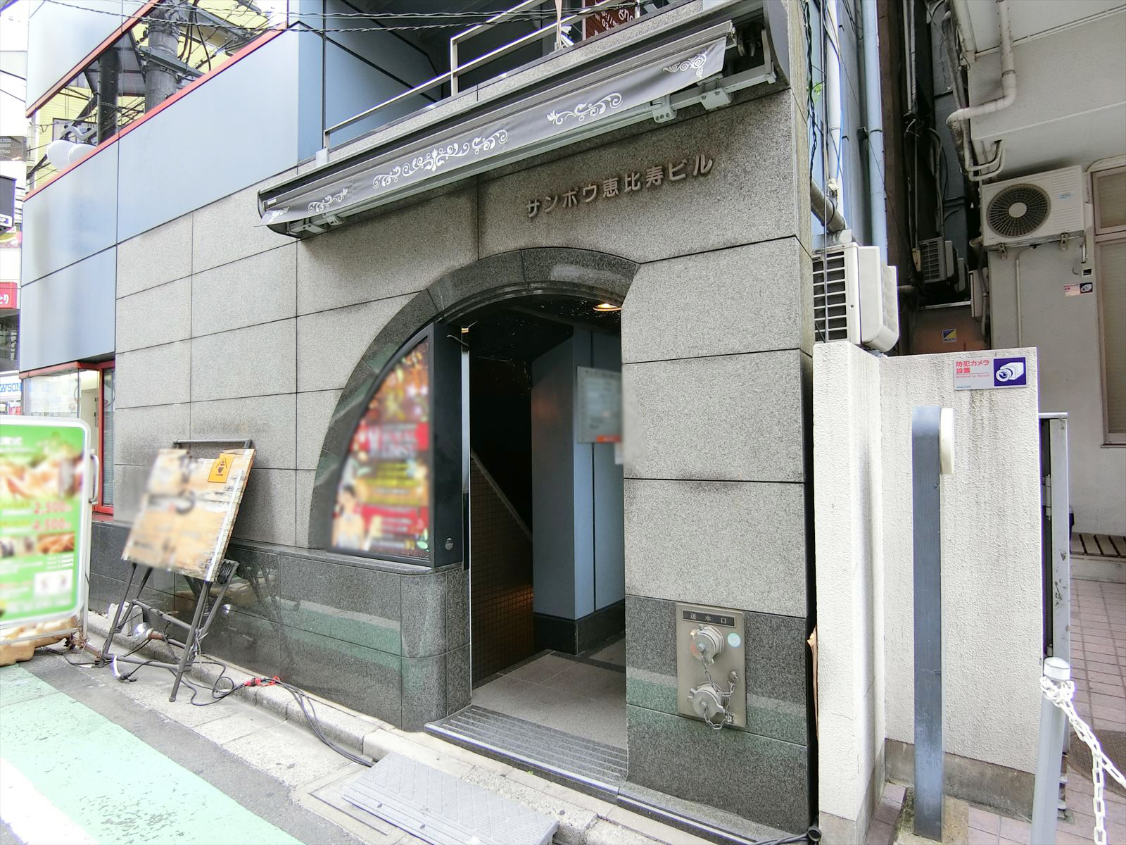 オフィスビル出入り口