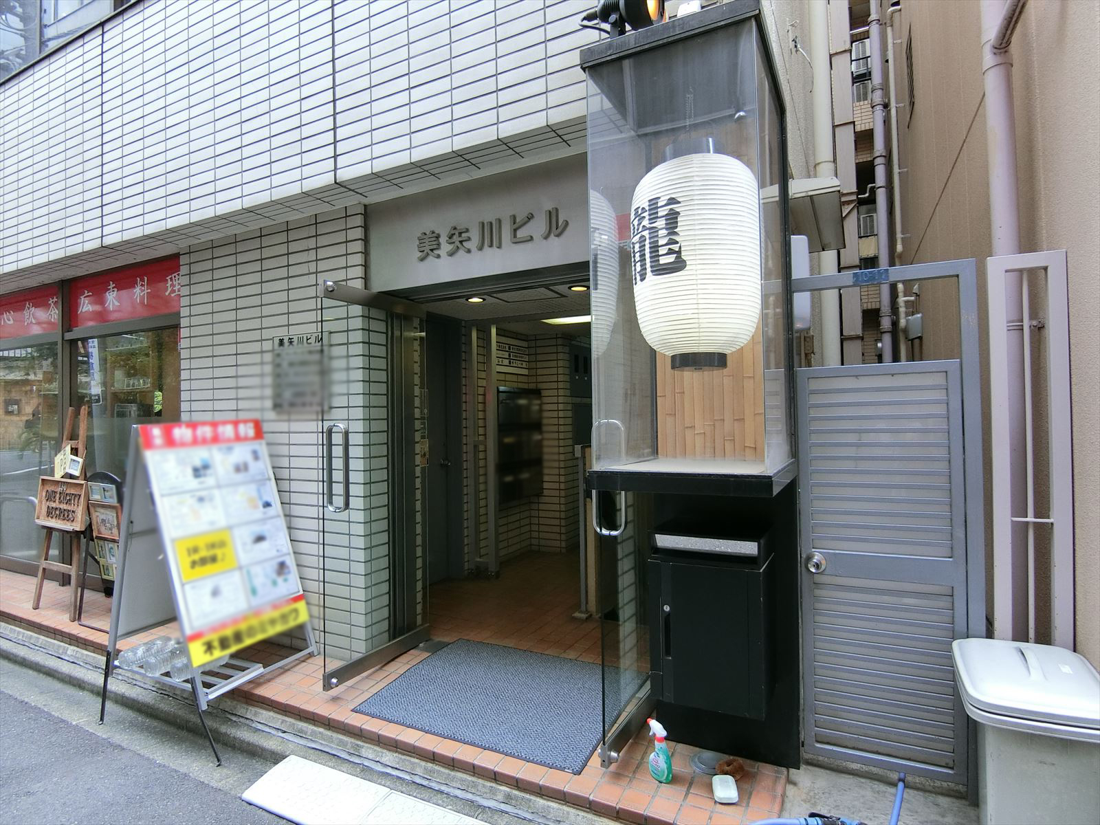 オフィスビル出入り口