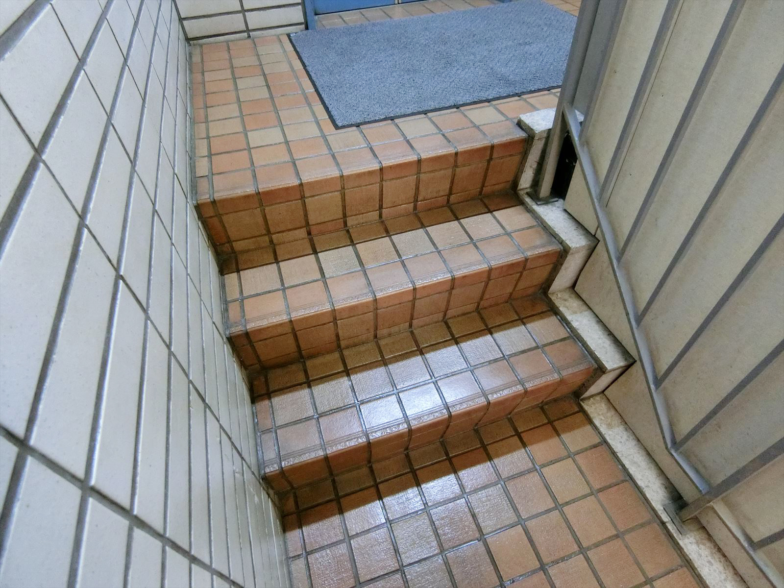 エレベーター前の段差