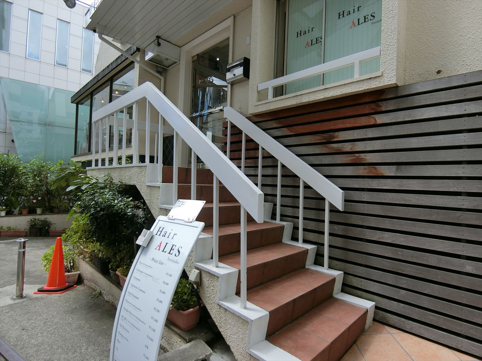 1階店舗への階段