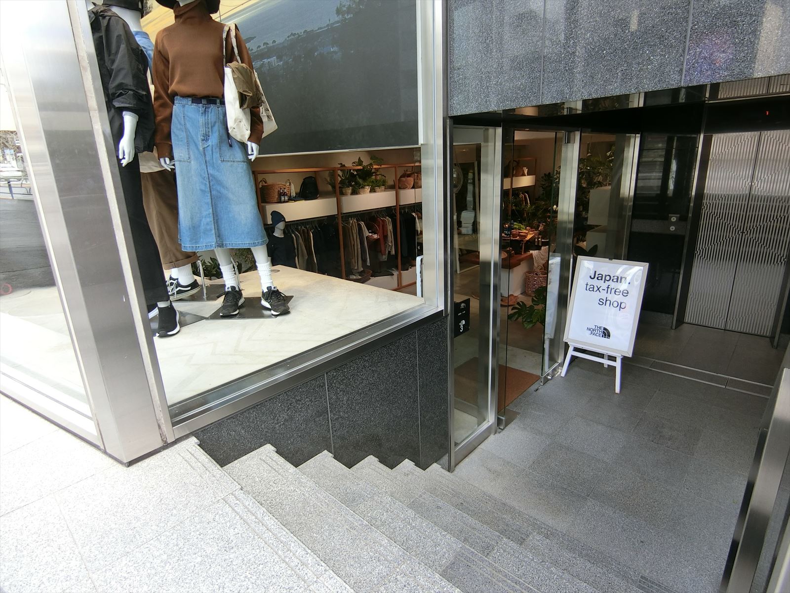 オフィスビル出入口