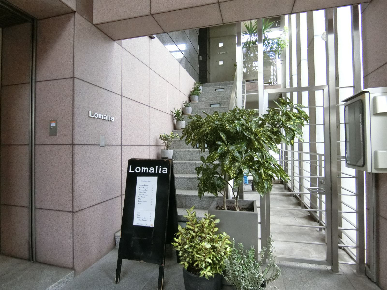 2階はヘアサロン店
