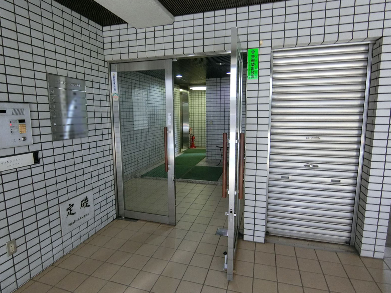オフィスビル入口