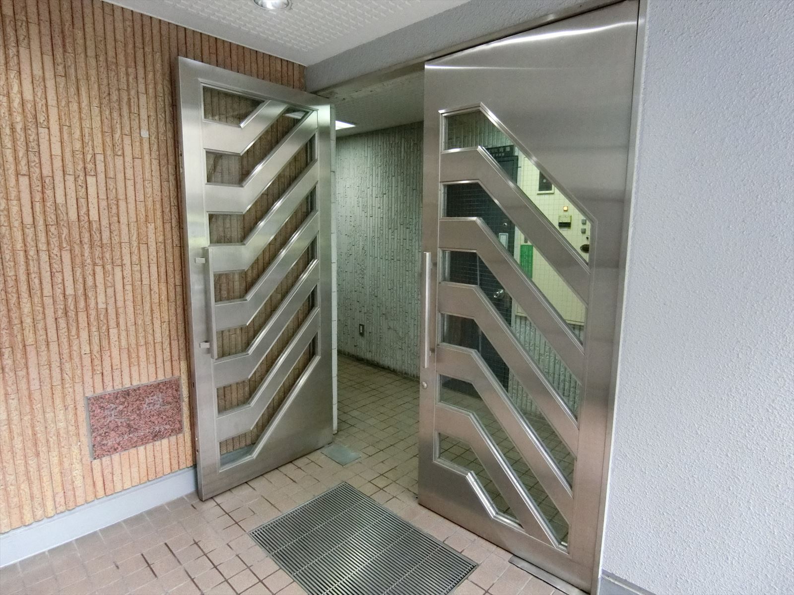 オフィスビル入口