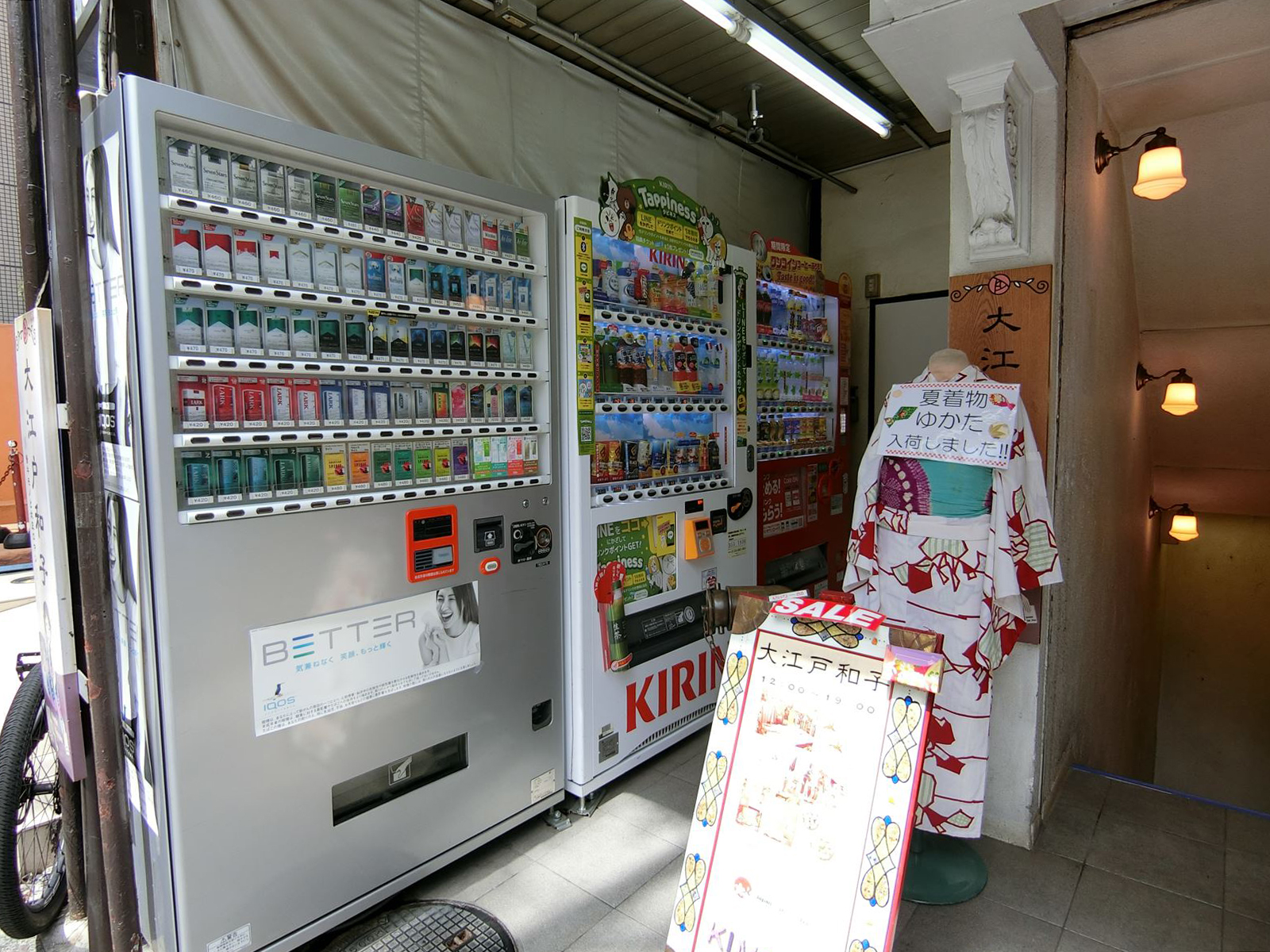 ビル脇の自動販売機