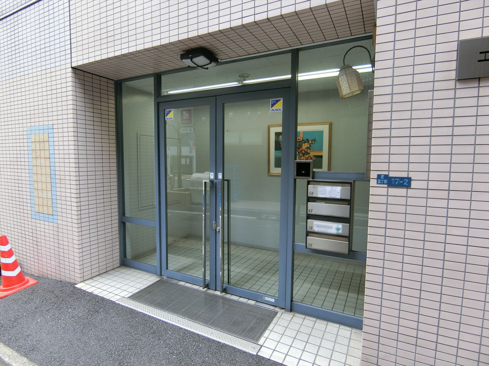 オフィスビル入口