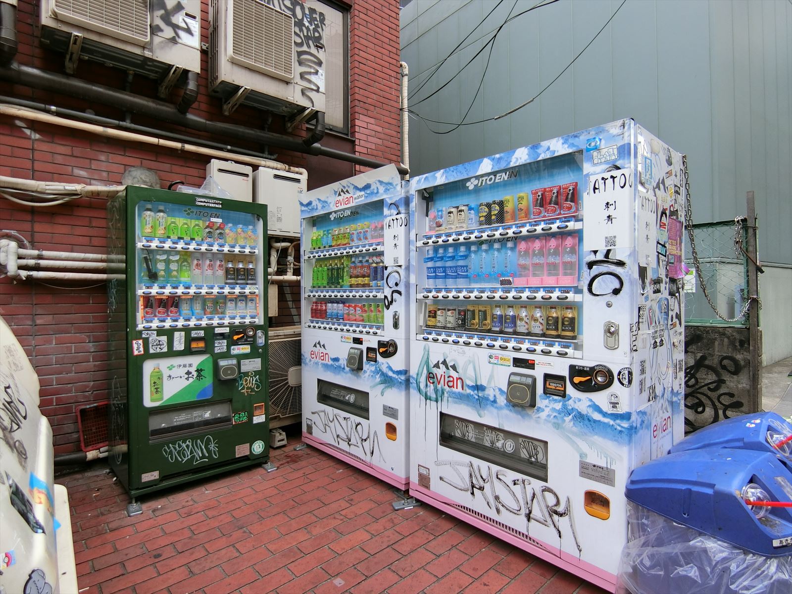 ビル脇にある自動販売機