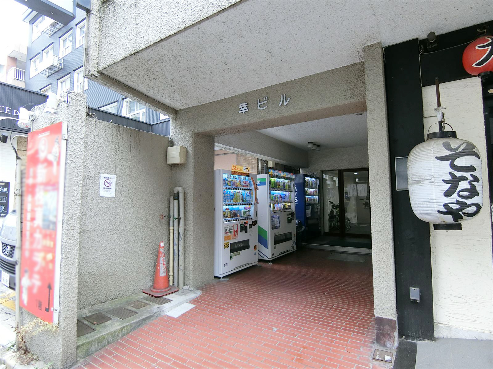オフィスビル出入り口