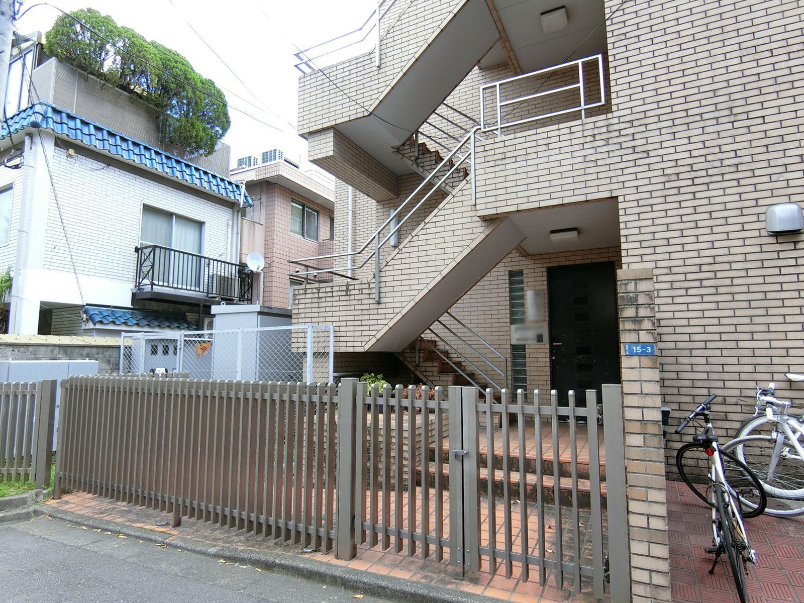 奥手にある出入口