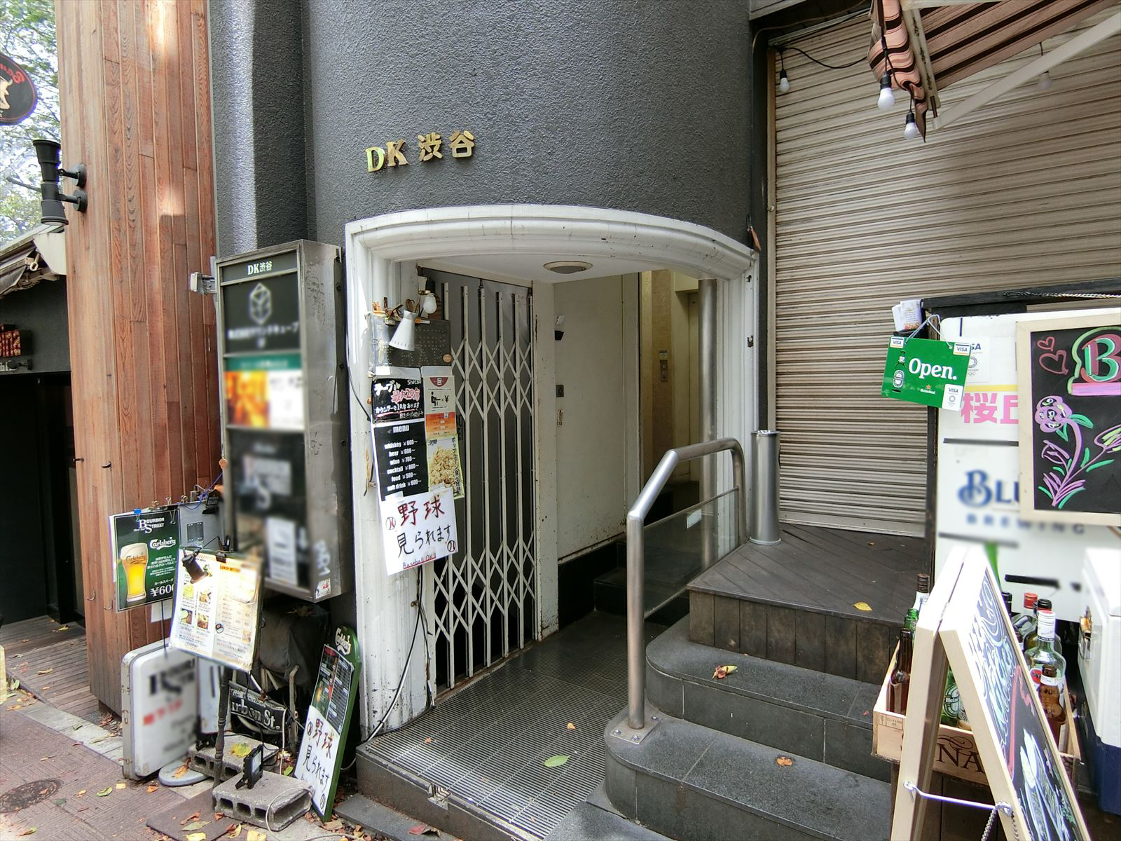 オフィスビル出入り口