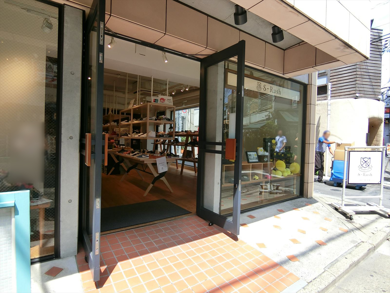 1階のアパレルショップ