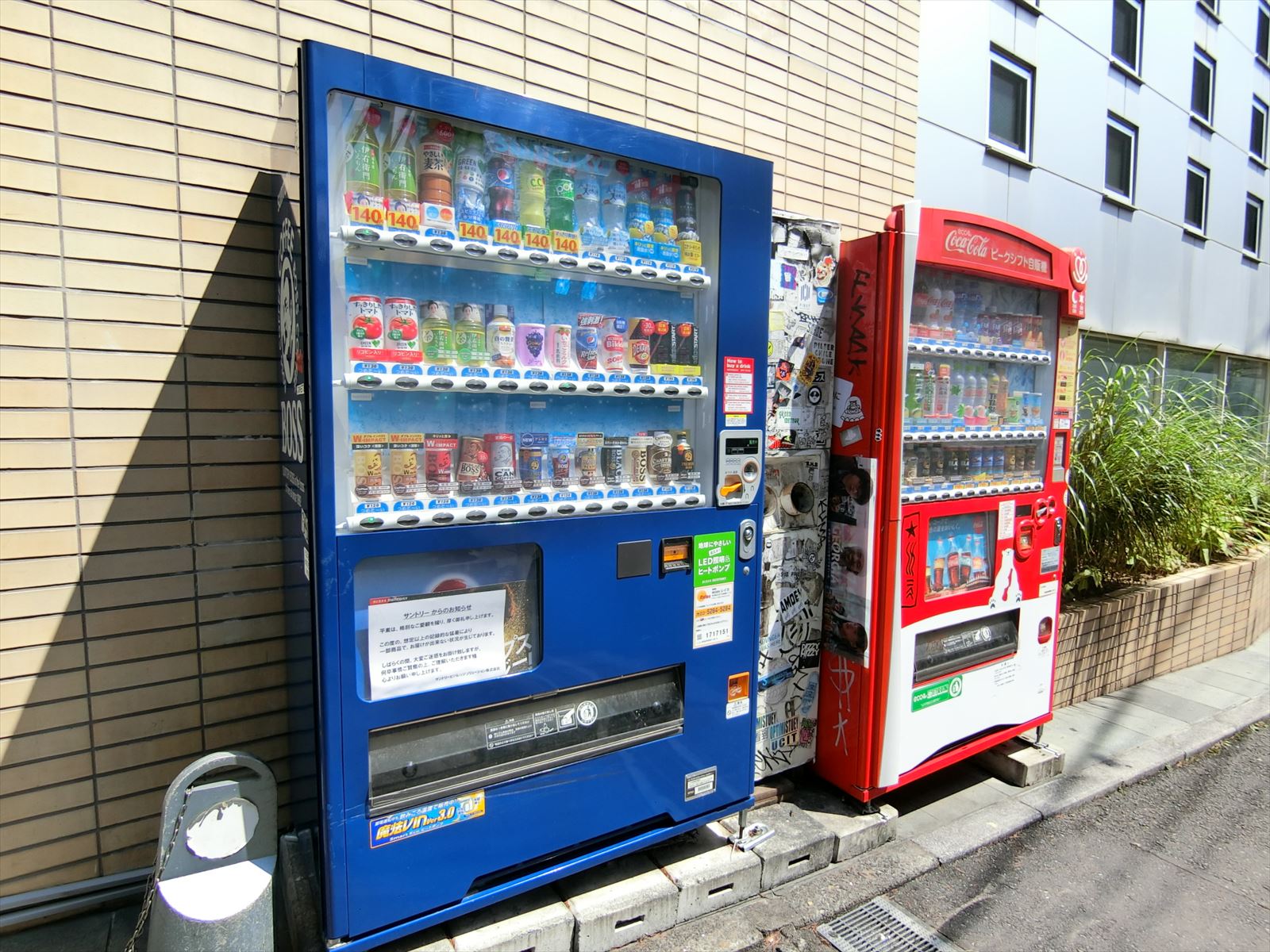 ビル脇の自動販売機