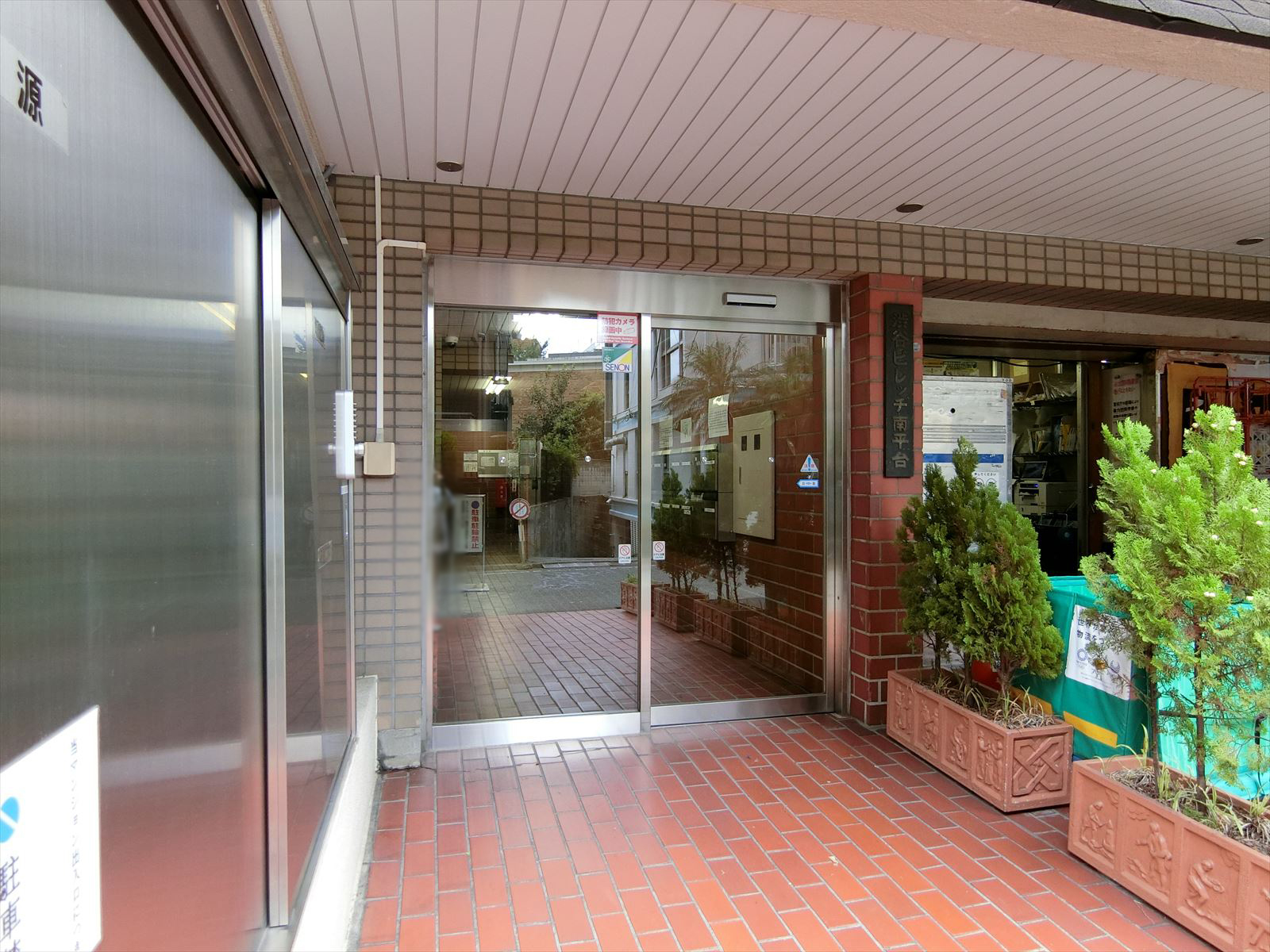 オフィスビル出入り口
