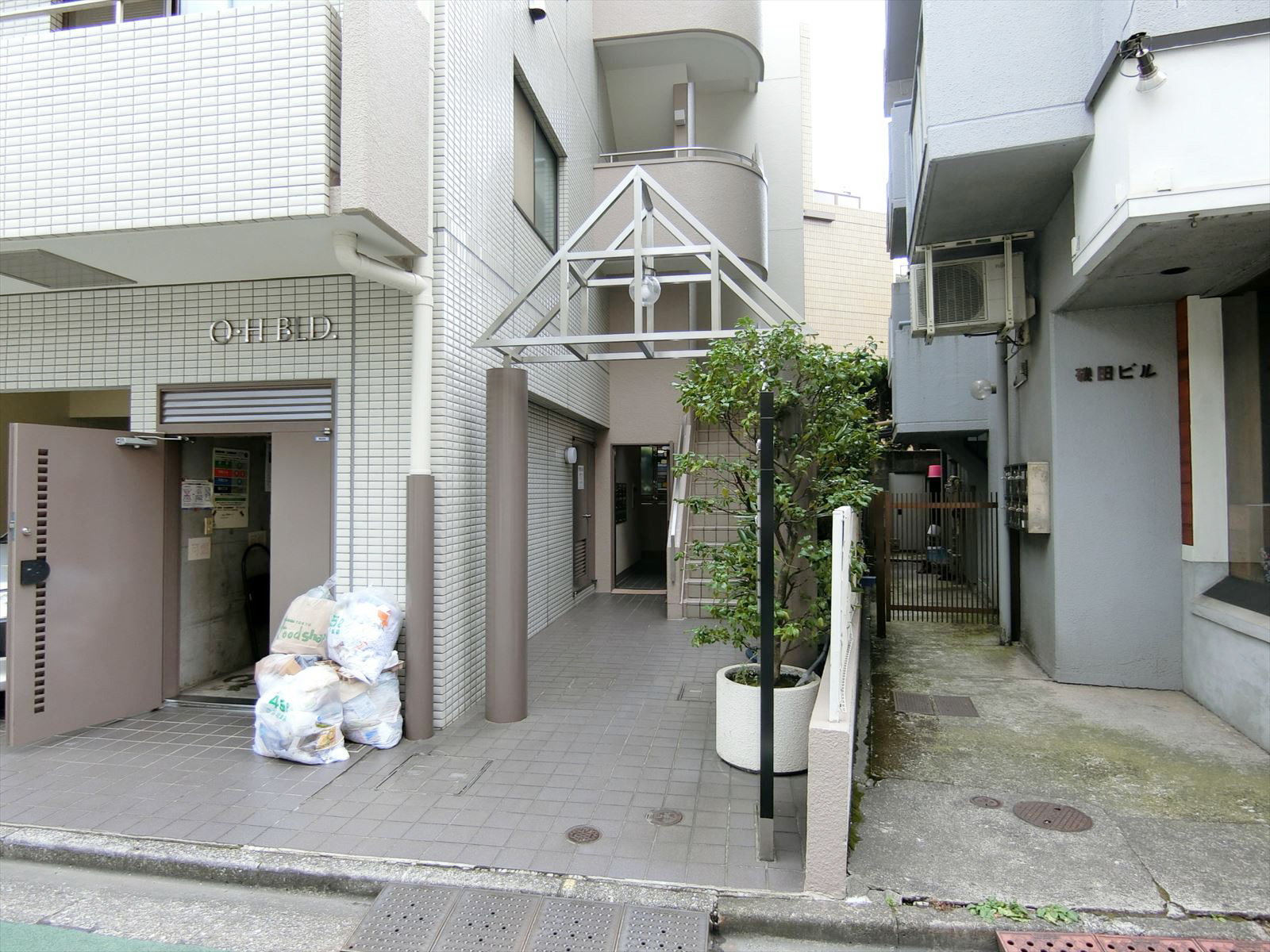 オフィスビル出入り口