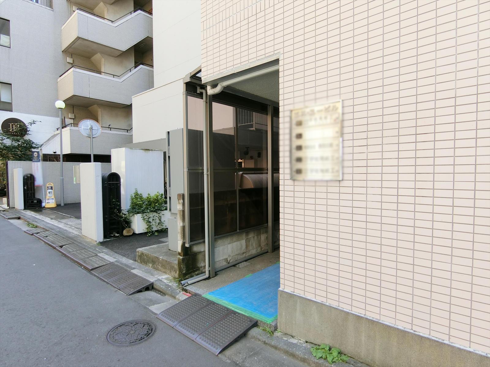 オフィスビル出入り口