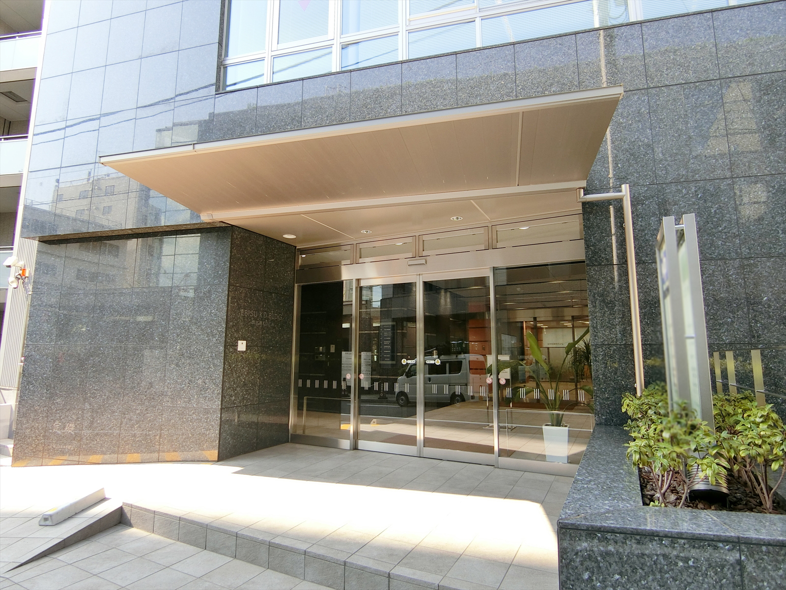 オフィスビル出入り口