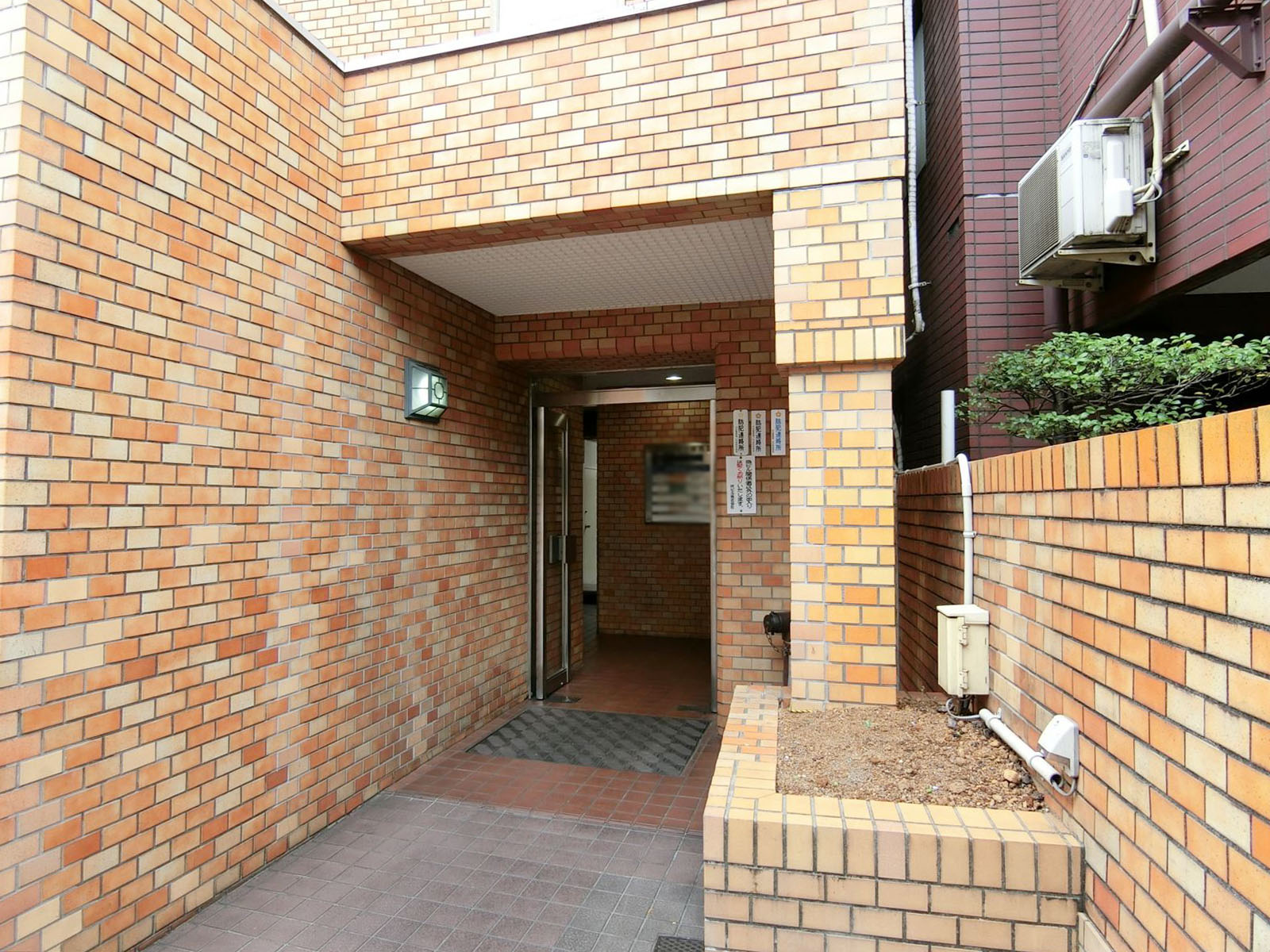 オフィスビル出入口