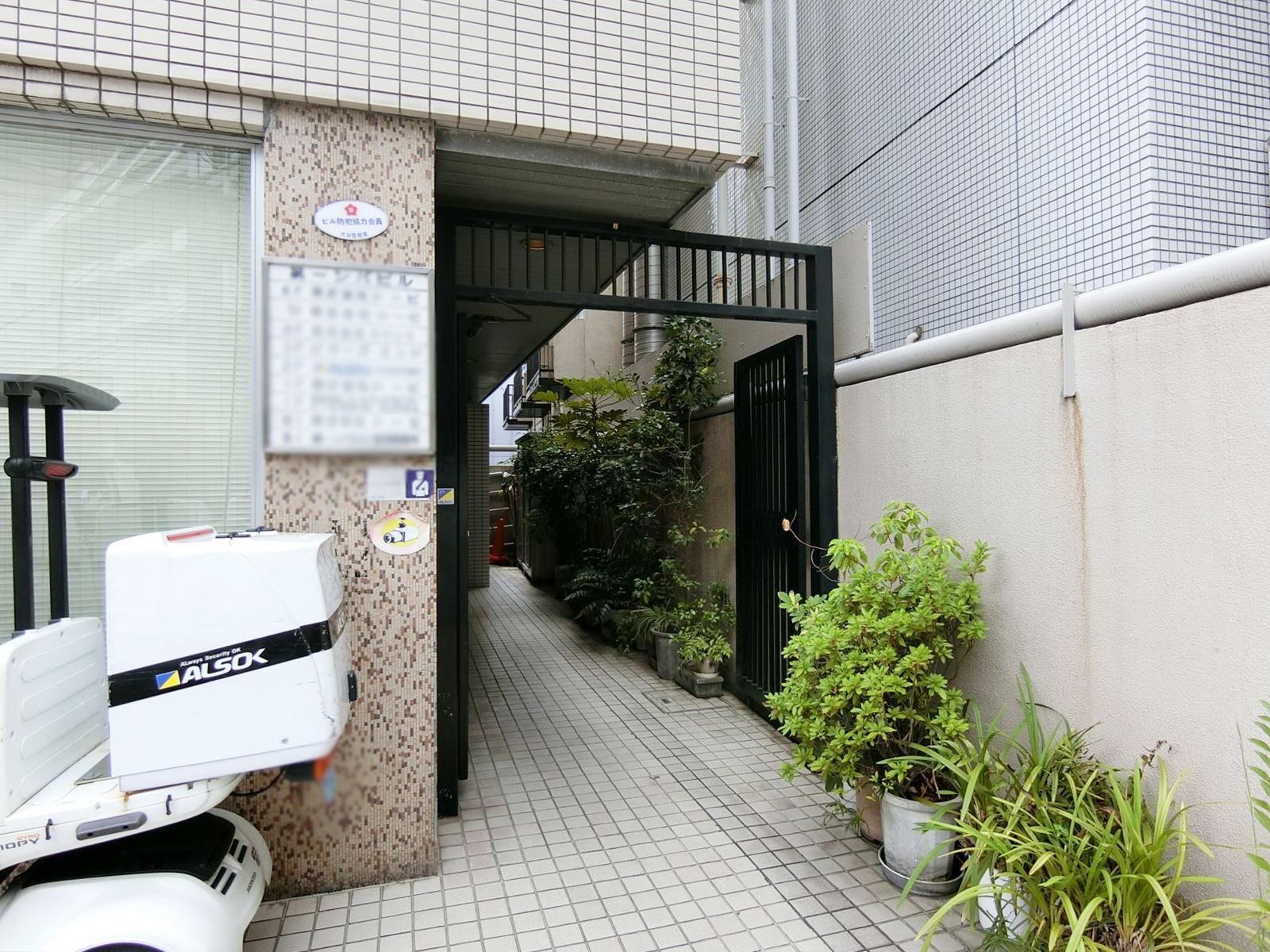 オフィスビル出入り口