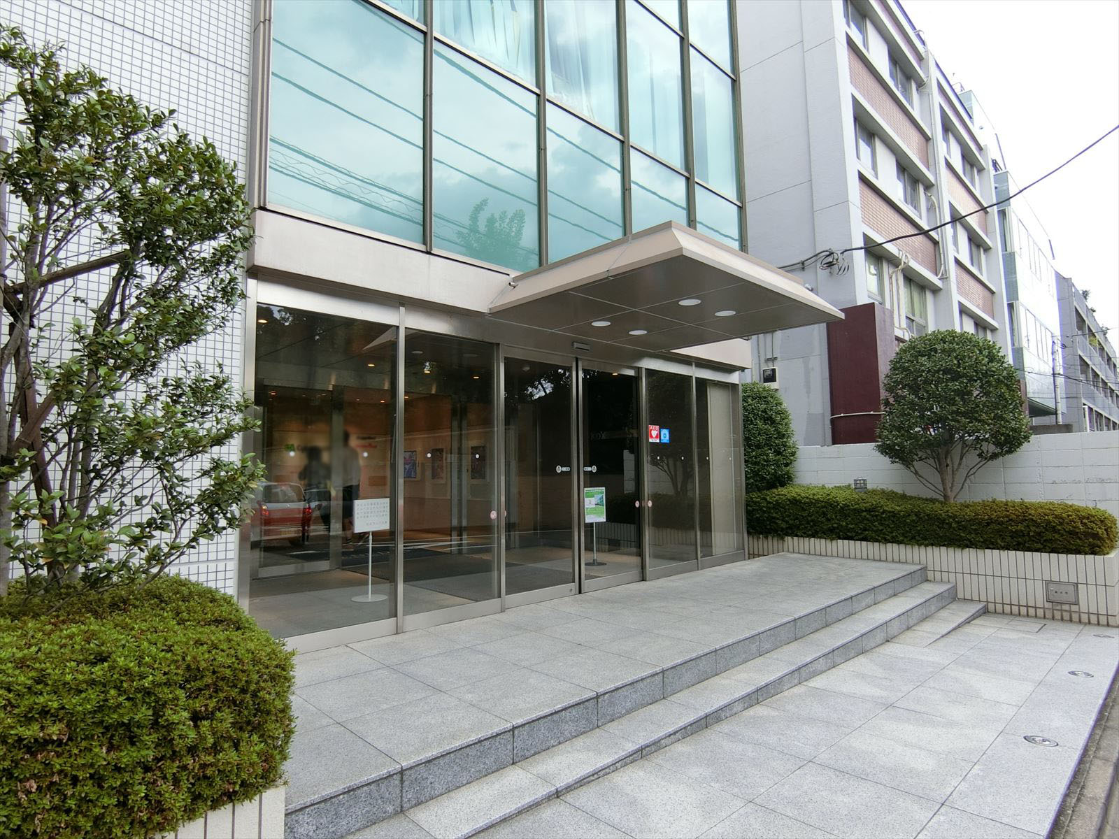 オフィスビル出入り口
