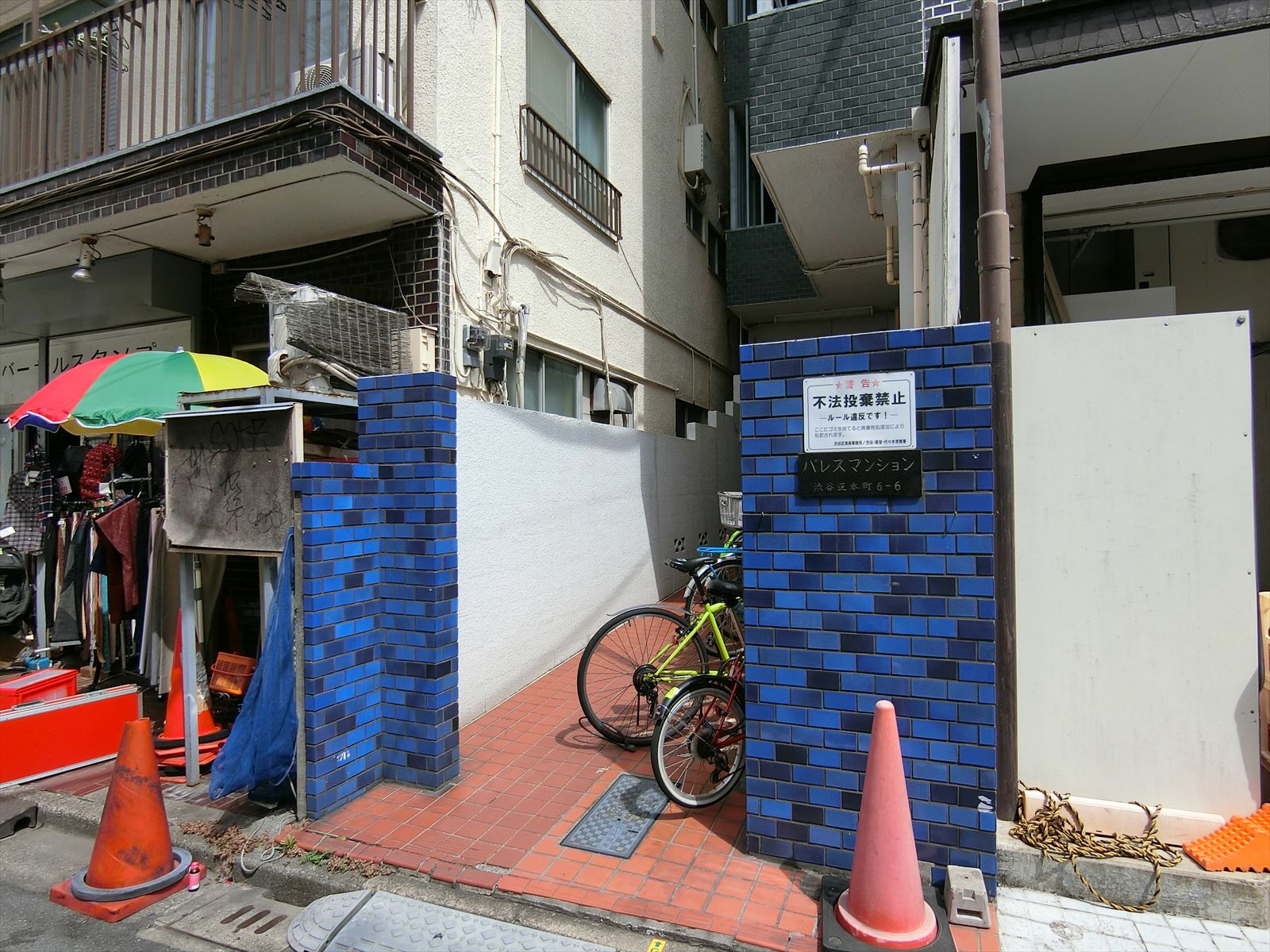 オフィスビル出入り口