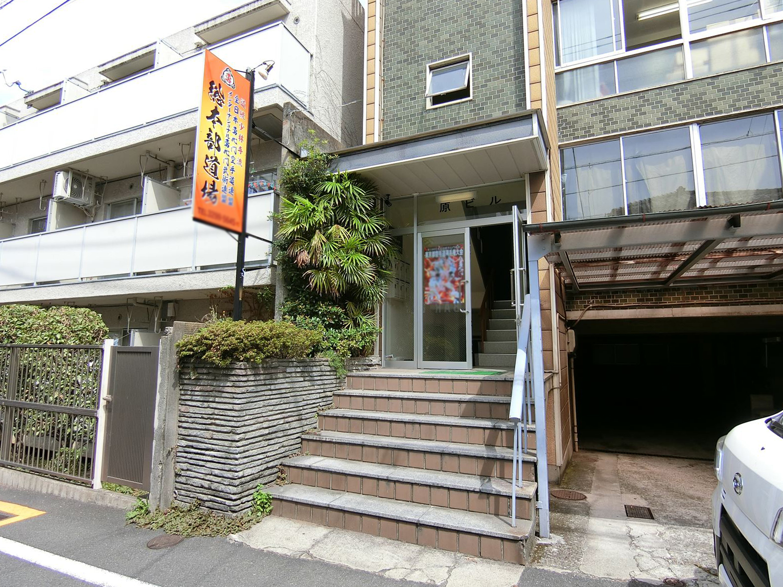 オフィスビル出入り口