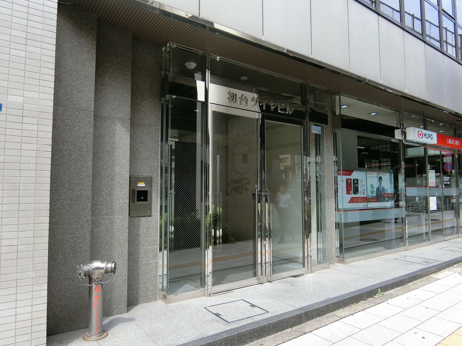 オフィスビル出入り口