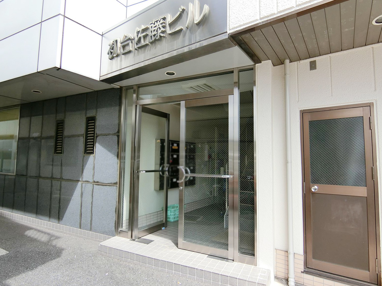 オフィスビル出入り口