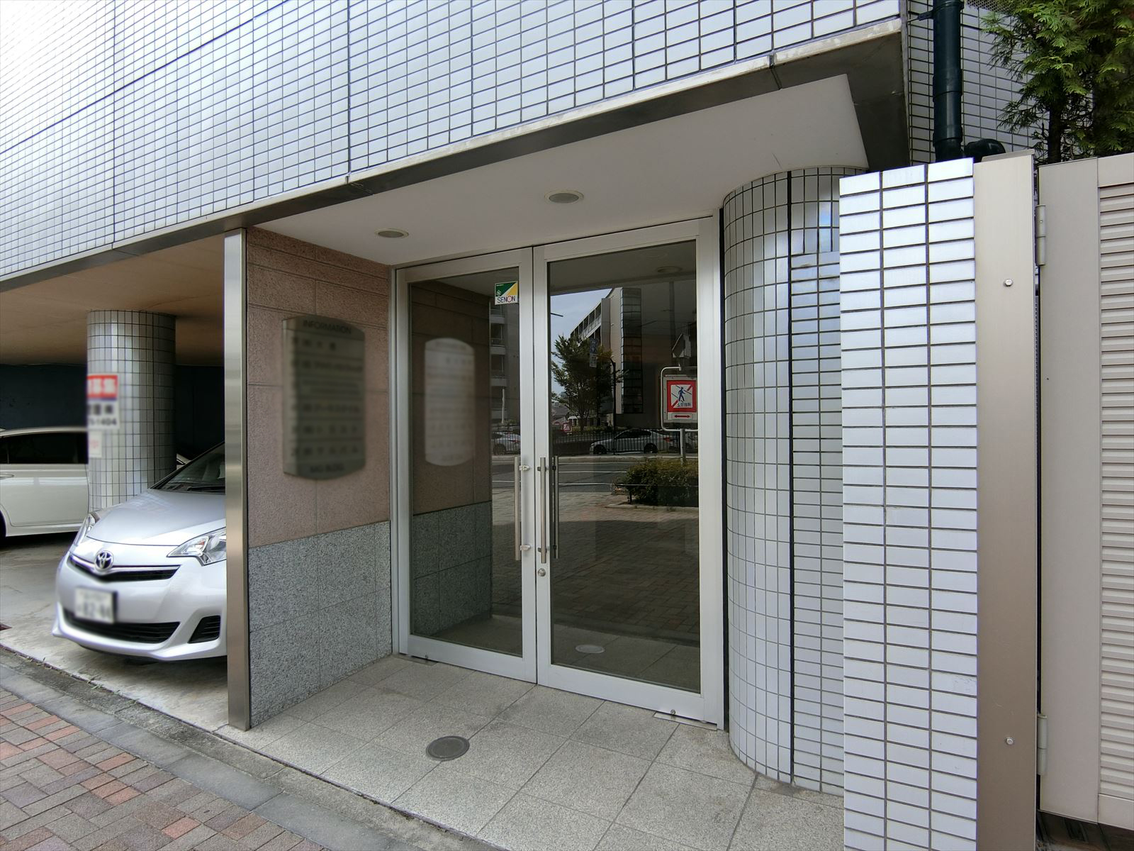 オフィスビル出入口