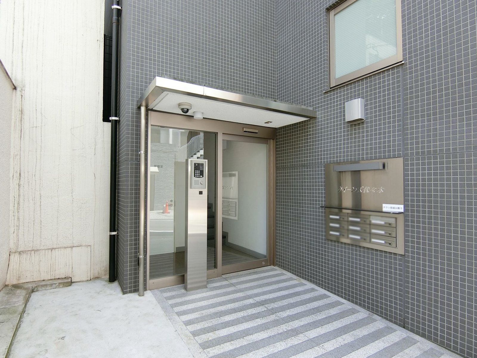 オフィスビル出入り口