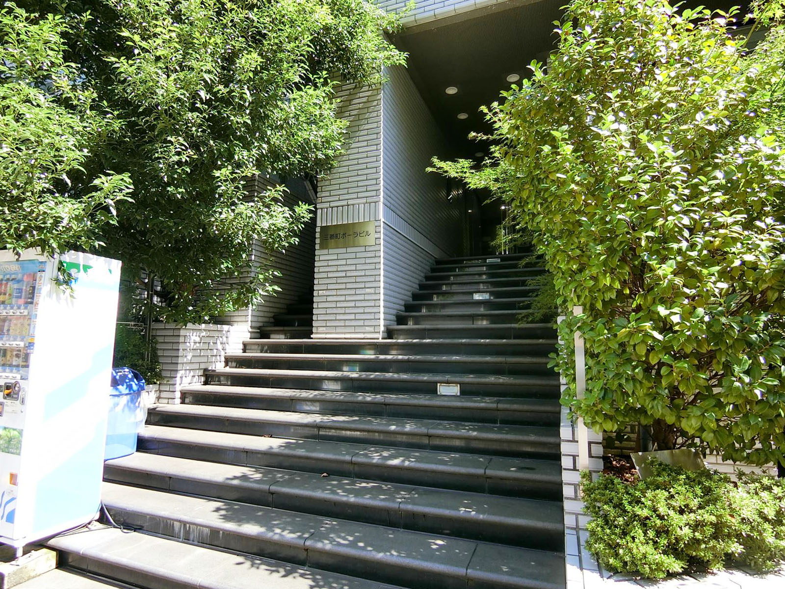 オフィスビル出入り口