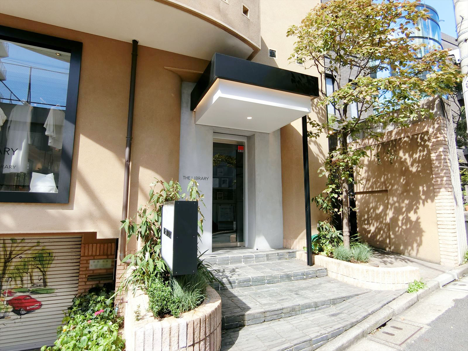 テナント出入り口