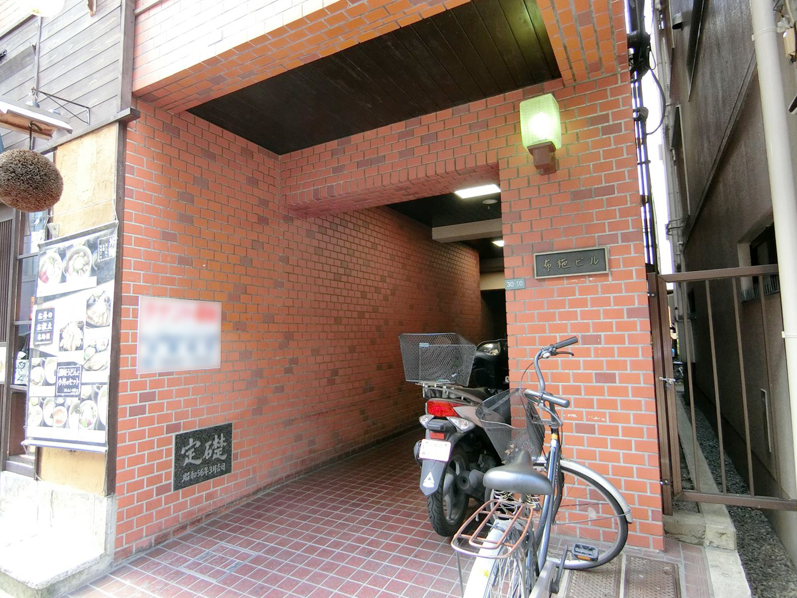 オフィスビル出入口