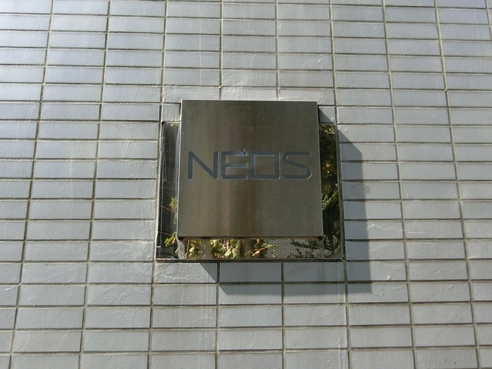 ネームプレート:NEOS