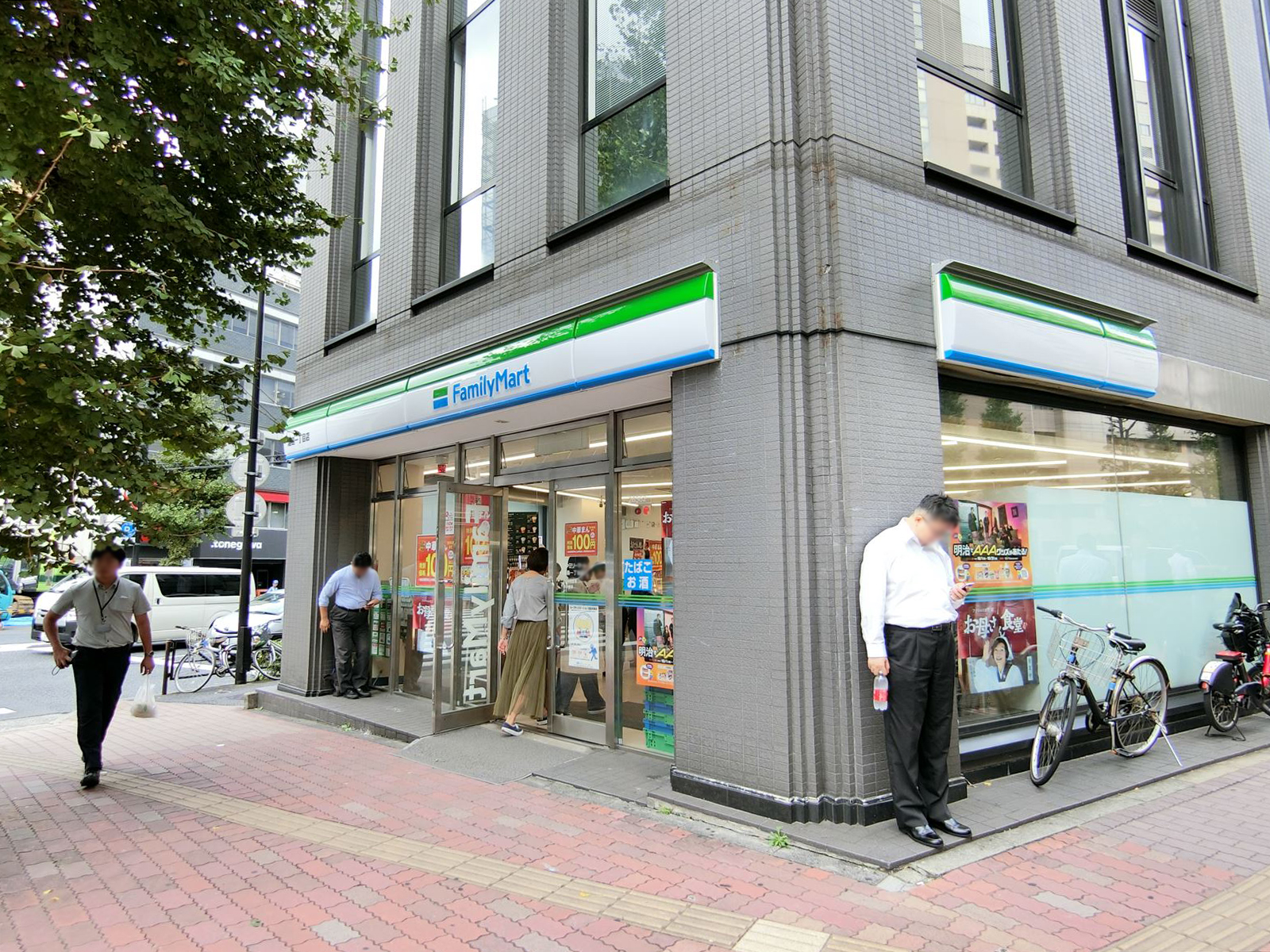 1階はファミリーマート