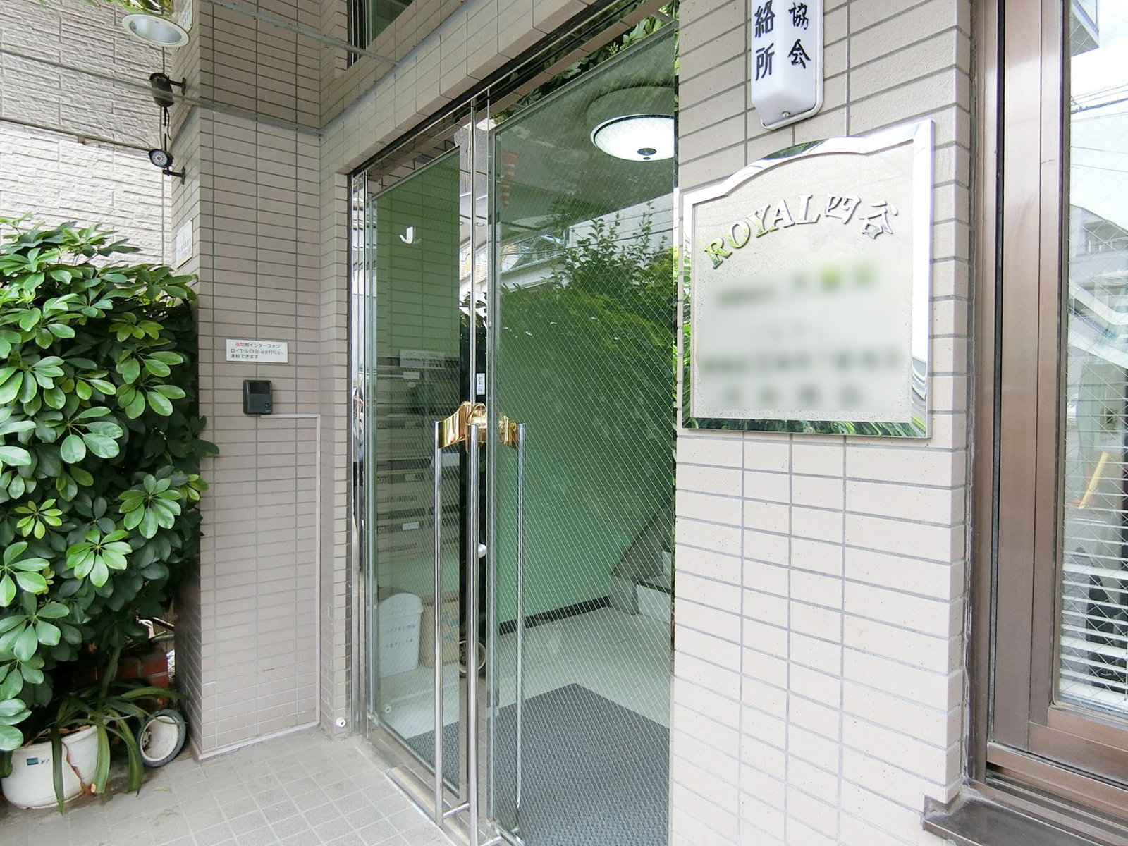 オフィスビル出入口