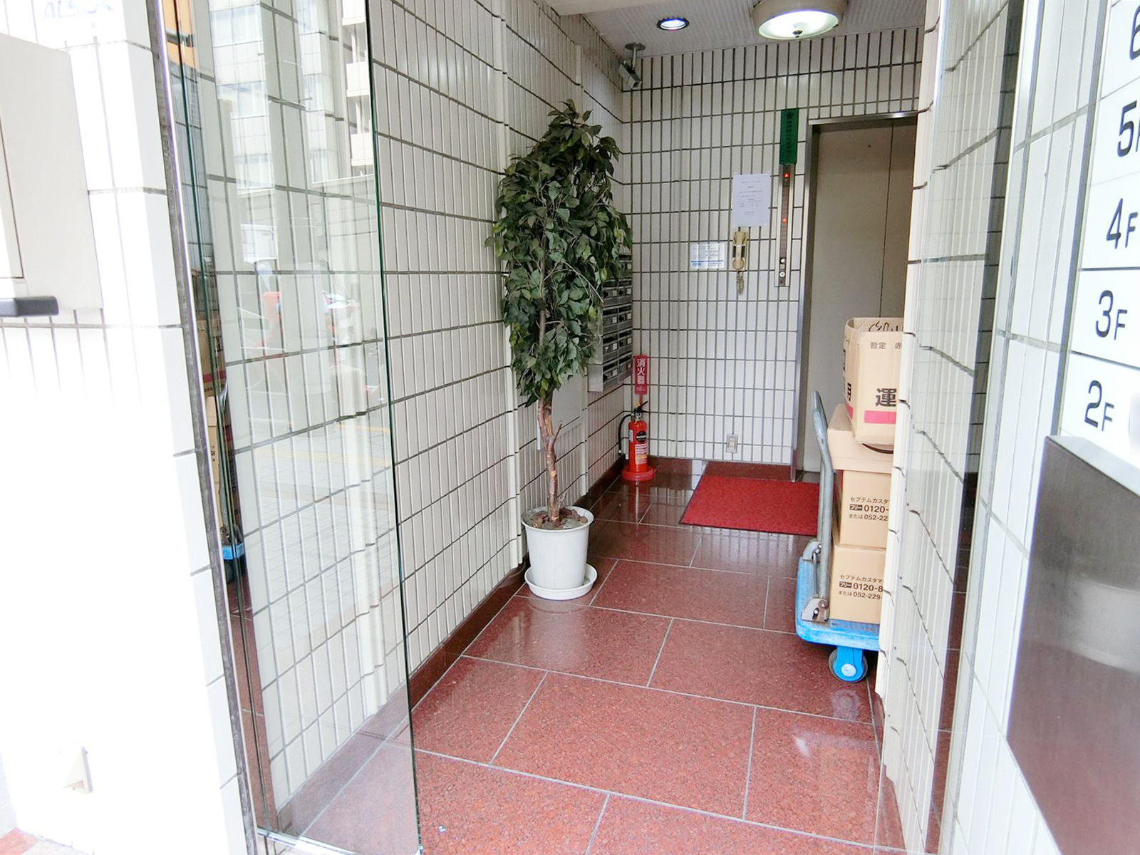 オフィスビル出入口