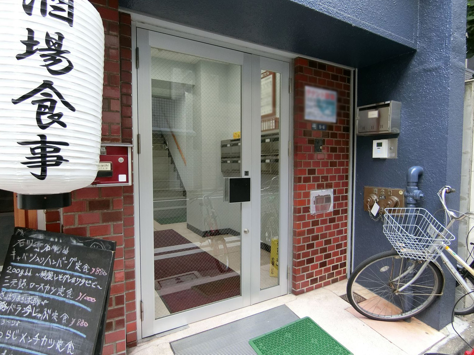 オフィスビル出入り口