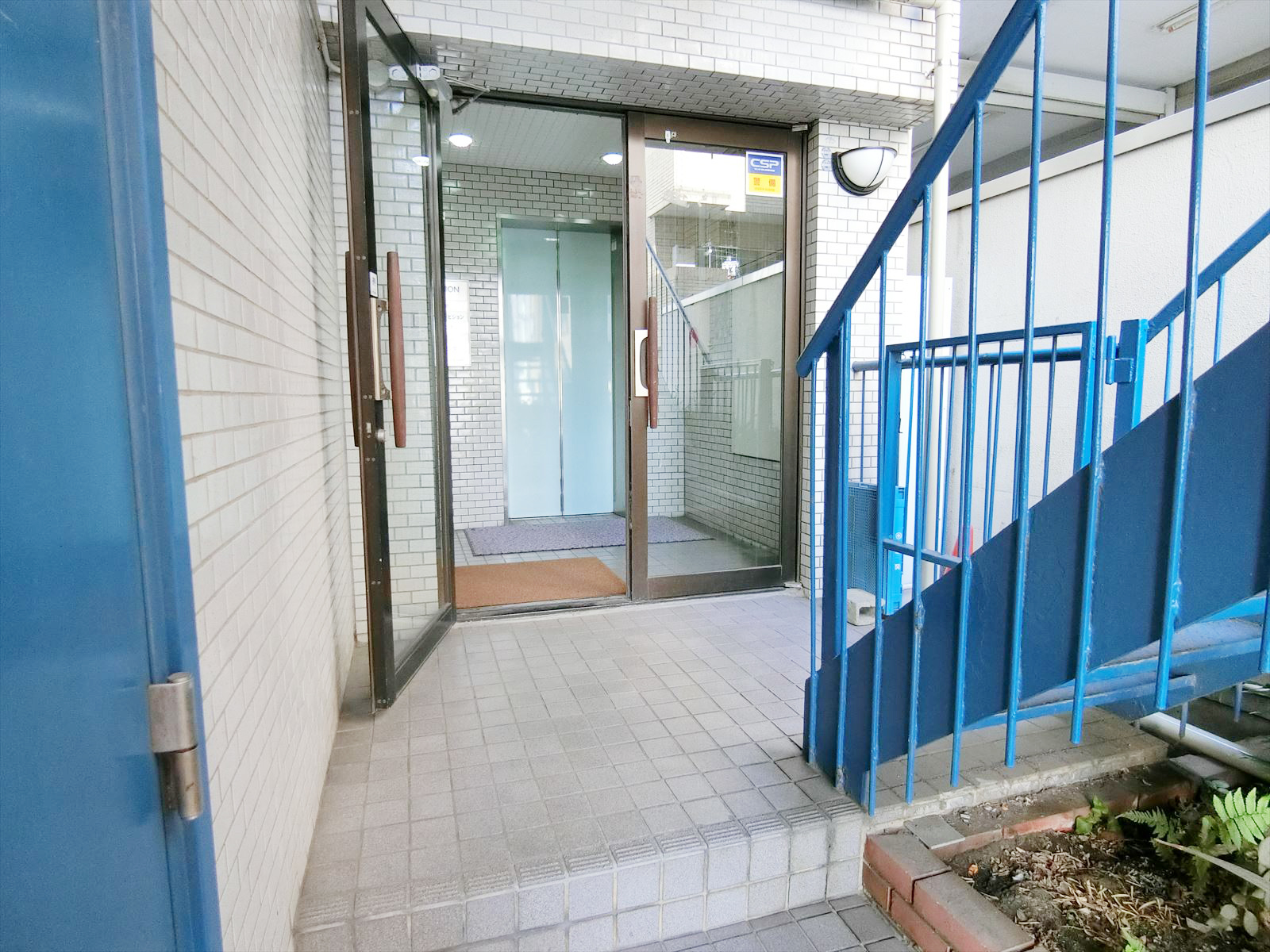 階段を登るとオフィスビル出入口