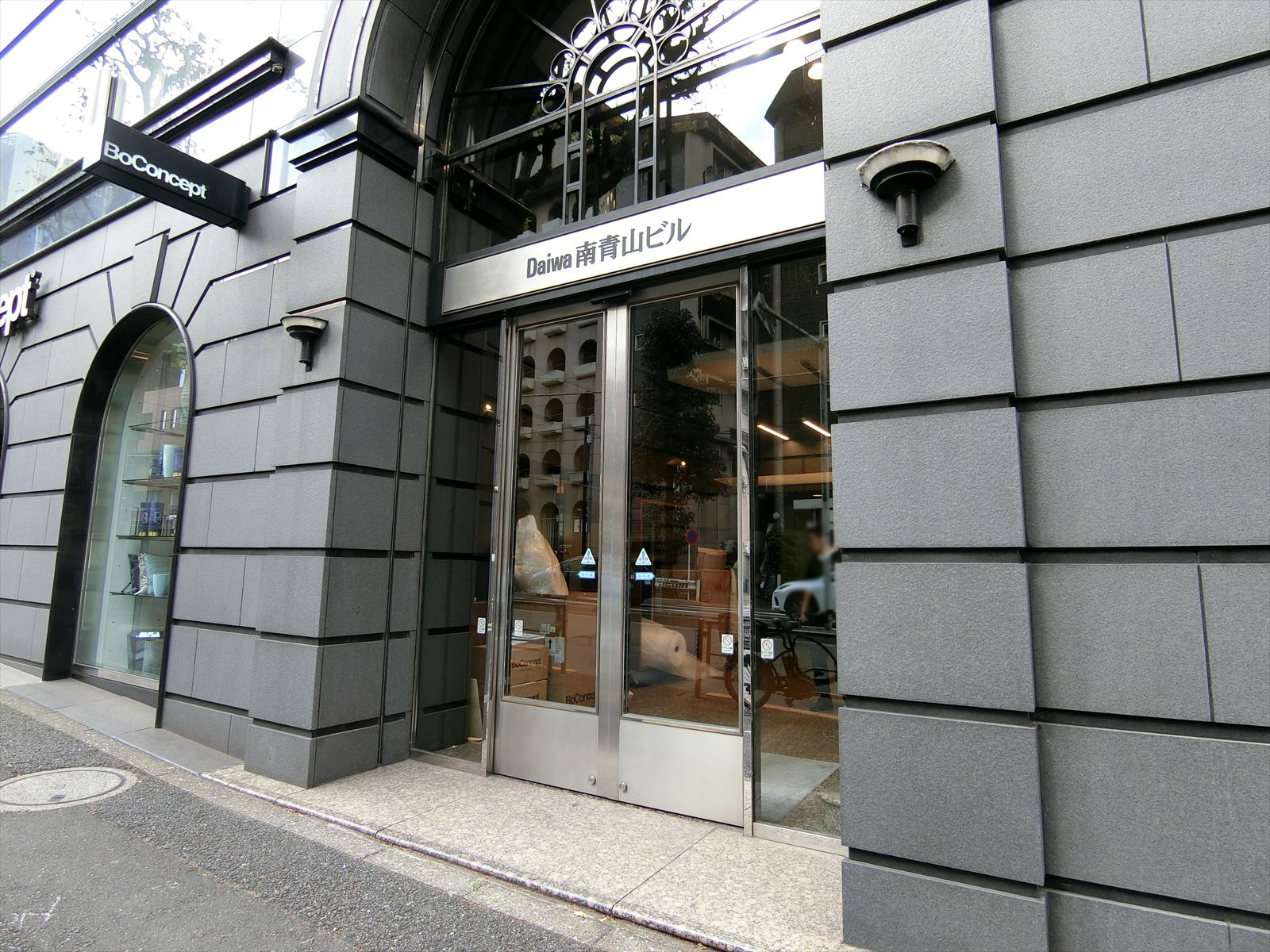 オフィスビル出入り口